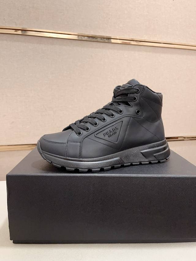工厂P价 顶级版本 高品质新款Prada 普拉达 专柜同步上市， 新款男鞋、面料精选头层牛皮。内里 进口牛皮内里。高端开模防滑橡胶大底，精美线条、简约大气，上脚