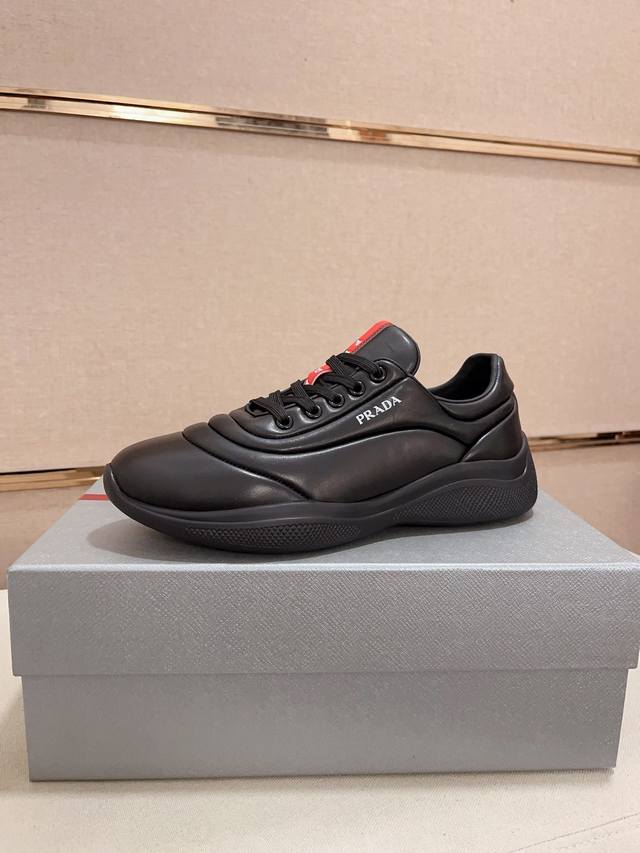 工厂P价 高版本 高品质新款Prada 普拉达 专柜同步上市， 新款男鞋、面料精选头层牛皮，纯手工艺制作而成。内里:全牛皮内里。高端气垫开模防滑橡胶大底，精美线