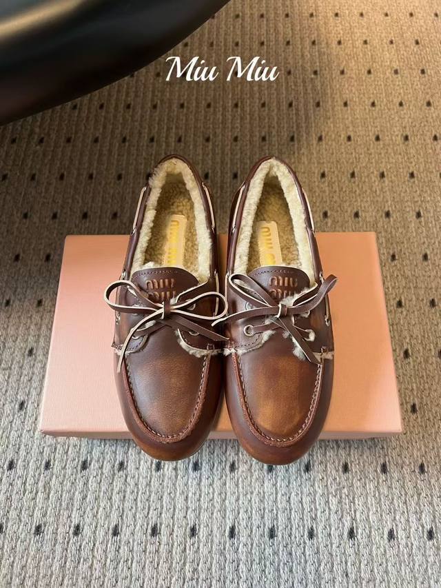 Miu Mi 最新走秀新款♀擦色复古羊毛内里乐福鞋火爆来袭 DDD 鞋面采用定制复古擦色头层牛皮上复古的做旧擦色工艺内里垫脚全是A级羊毛使整双鞋都透露着随性和洒