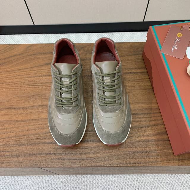Loro Piana 情侣款休闲运动鞋。简约时尚，鞋面采用牛反绒拼皮。羊皮垫脚。定制橡胶底。 DDD 码数：女35-43 35、41、42、43定制不退换 DD