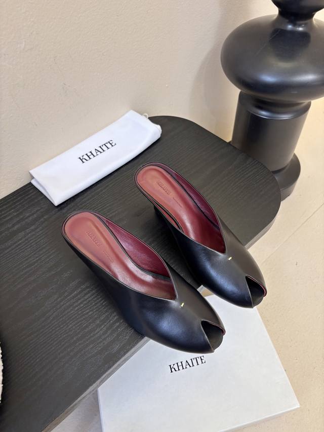 Khatie 2026春夏新款复古鱼嘴异形跟穆勒鞋包头高跟半拖鞋坡跟凉拖鞋 DDD 异形跟穆勒鞋｜极简主义的先锋表达 DDD 作为美式轻奢代表的Khaite 将