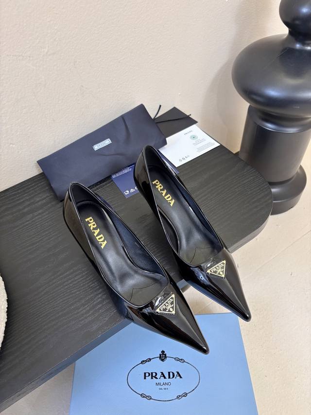 Prad*25Ss 复古三角标尖头小猫跟 DDD 鞋头处嵌入Prada三角徽标，这是品牌辨识度极高的符号元素，强化视觉记忆点。采用尖头轮廓，修饰脚型的同时增添优