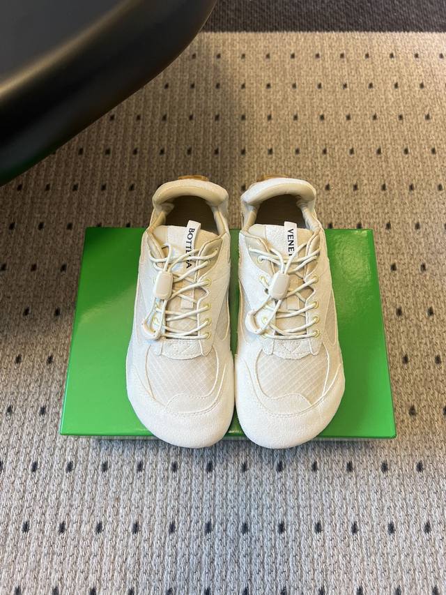 Bottega Venet*26Ss新系列撞色运动鞋休闲鞋 DDD 采用复古户外跑鞋的鞋型，低帮轮廓搭配流线型鞋身，鞋带系统简约且贴合脚面，鞋头圆润，整体兼具运