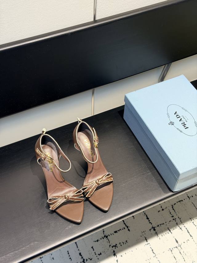 2026春款新款 Prada 普拉达 走秀款尖头凉鞋。复古老钱风高跟鞋，日常穿出高级感。尖头设计，质感高级，且有做旧效果的纹理，呈现出复古又摩登的质感，工艺精细