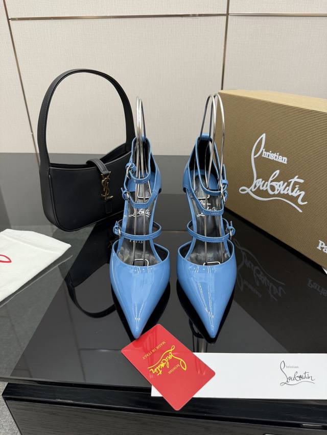 Christian Louboutin路铂廷高跟鞋，漆皮面料，红色鞋底，搭扣设计显瘦。内里羊皮，意大利真皮大底，舒适好走。 DDD 码数35-42 40.41.