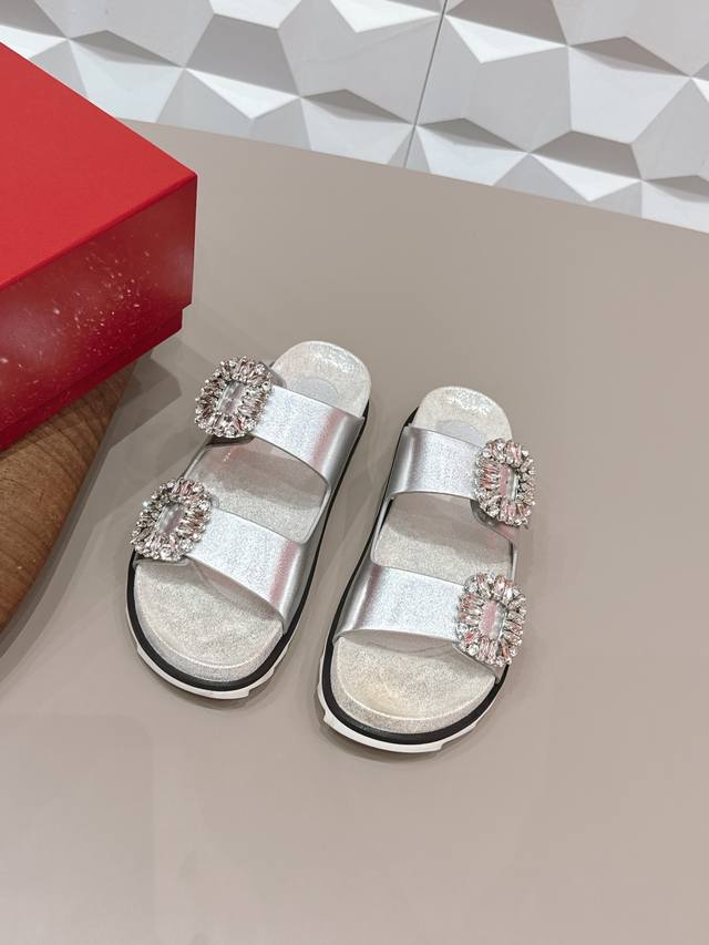 出厂: 独家顶级版本 DDD Roge*Vivie*2026Vs早春新款凉拖系列 DDD 圆头沙滩凉拖 DDD Rv源于法国巴黎时尚设计品牌 经典单鞋系列 DD 出厂: 独家顶级版本 DDD Roge*Vivie*2026Vs早春新款凉拖系列 DDD 圆头沙滩凉拖 DDD Rv源于法国巴黎时尚设计品牌 经典单鞋系列 DD