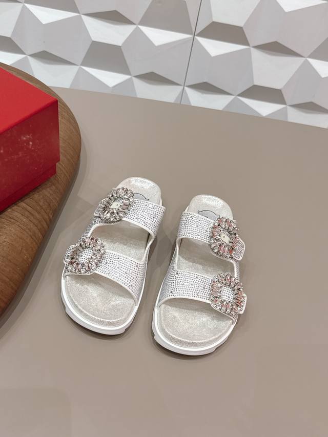 出厂:烫钻 独家顶级版本 DDD Roge*Vivie*2026Vs早春新款凉拖系列 DDD 圆头沙滩凉拖 DDD Rv源于法国巴黎时尚设计品牌 经典单鞋系列 出厂:烫钻 独家顶级版本 DDD Roge*Vivie*2026Vs早春新款凉拖系列 DDD 圆头沙滩凉拖 DDD Rv源于法国巴黎时尚设计品牌 经典单鞋系列