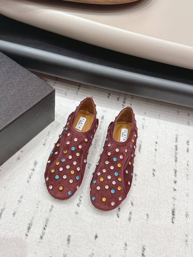 出厂: 独家顶级版本 DDD 小众Alaia 2026Vs早春最新爆款单鞋系列 DDD 圆头彩钻钉单鞋 DDD 阿莱娅还有另外性感的一面 配上不同款式,不同风格 出厂: 独家顶级版本 DDD 小众Alaia 2026Vs早春最新爆款单鞋系列 DDD 圆头彩钻钉单鞋 DDD 阿莱娅还有另外性感的一面 配上不同款式,不同风格