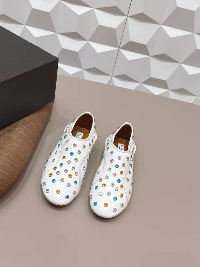 出厂: 独家顶级版本 DDD 小众Alaia 2026Vs早春最新爆款单鞋系列 DDD 圆头彩钻钉单鞋 DDD 阿莱娅还有另外性感的一面 配上不同款式,不同风格 出厂: 独家顶级版本 DDD 小众Alaia 2026Vs早春最新爆款单鞋系列 DDD 圆头彩钻钉单鞋 DDD 阿莱娅还有另外性感的一面 配上不同款式,不同风格