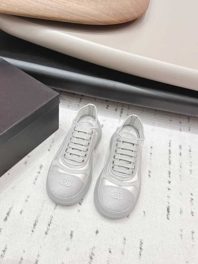 出厂: 独家顶级版本 DDD 小香C家2026Vs早春最新火爆休闲系列 DDD 圆头厚底电绣休闲鞋 DDD 仙女款,最新的拼色绝了,无法抗拒,最新饼干鞋目前超级 出厂: 独家顶级版本 DDD 小香C家2026Vs早春最新火爆休闲系列 DDD 圆头厚底电绣休闲鞋 DDD 仙女款,最新的拼色绝了,无法抗拒,最新饼干鞋目前超级