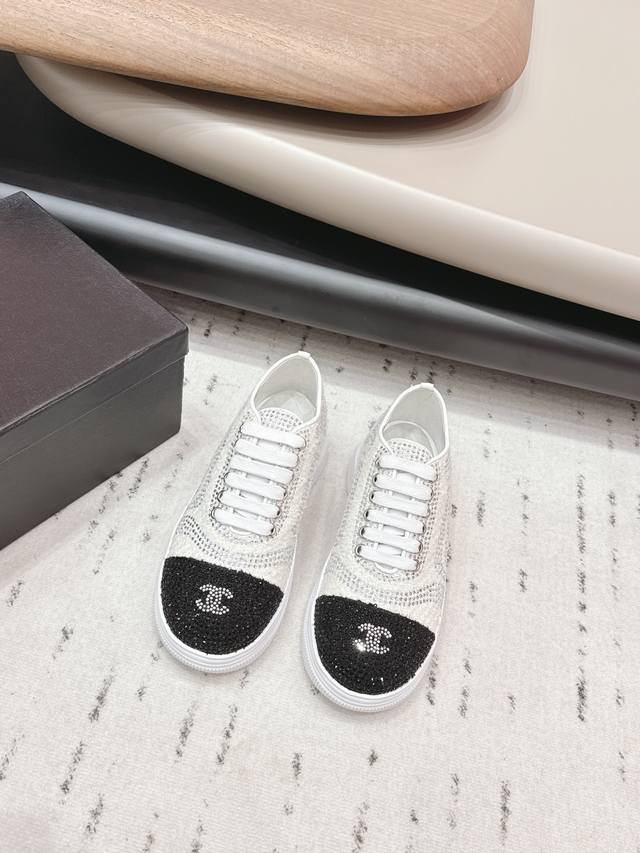 出厂: 独家顶级版本 DDD 小香C家2026Vs早春最新火爆休闲系列 DDD 圆头厚底烫钻休闲鞋 DDD 仙女款,最新的拼色绝了,无法抗拒,最新饼干鞋目前超级 出厂: 独家顶级版本 DDD 小香C家2026Vs早春最新火爆休闲系列 DDD 圆头厚底烫钻休闲鞋 DDD 仙女款,最新的拼色绝了,无法抗拒,最新饼干鞋目前超级