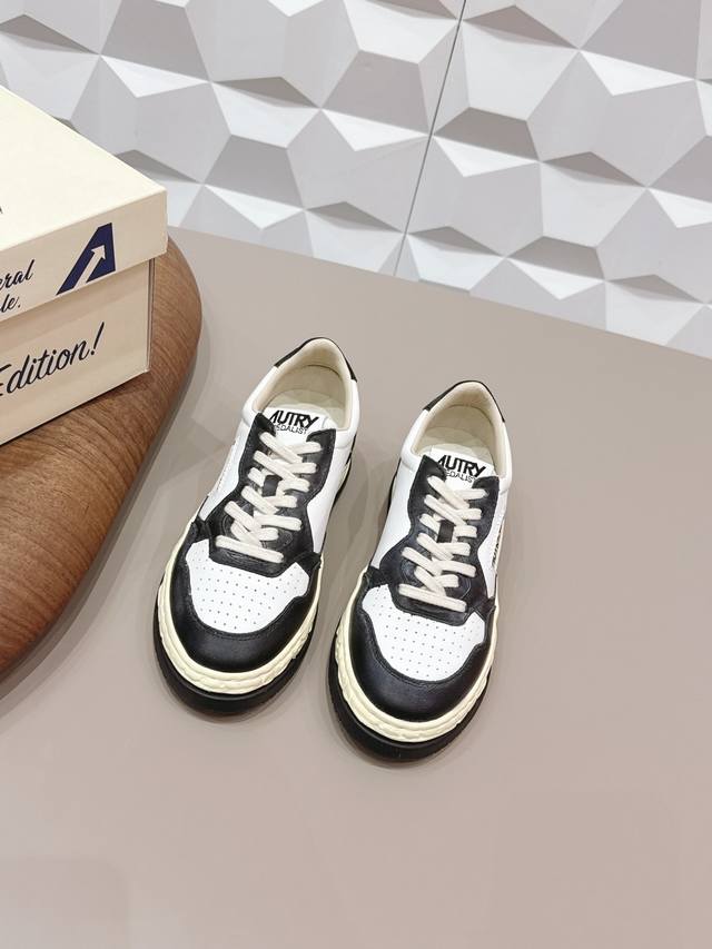 出厂: 女 男 独家顶级版本 DDD Autry小众~2026Vs早春网红爆款休闲系列 DDD 圆头复古休闲鞋 DDD 原版购入开发 做货 Autry富有独特美 出厂: 女 男 独家顶级版本 DDD Autry小众~2026Vs早春网红爆款休闲系列 DDD 圆头复古休闲鞋 DDD 原版购入开发 做货 Autry富有独特美