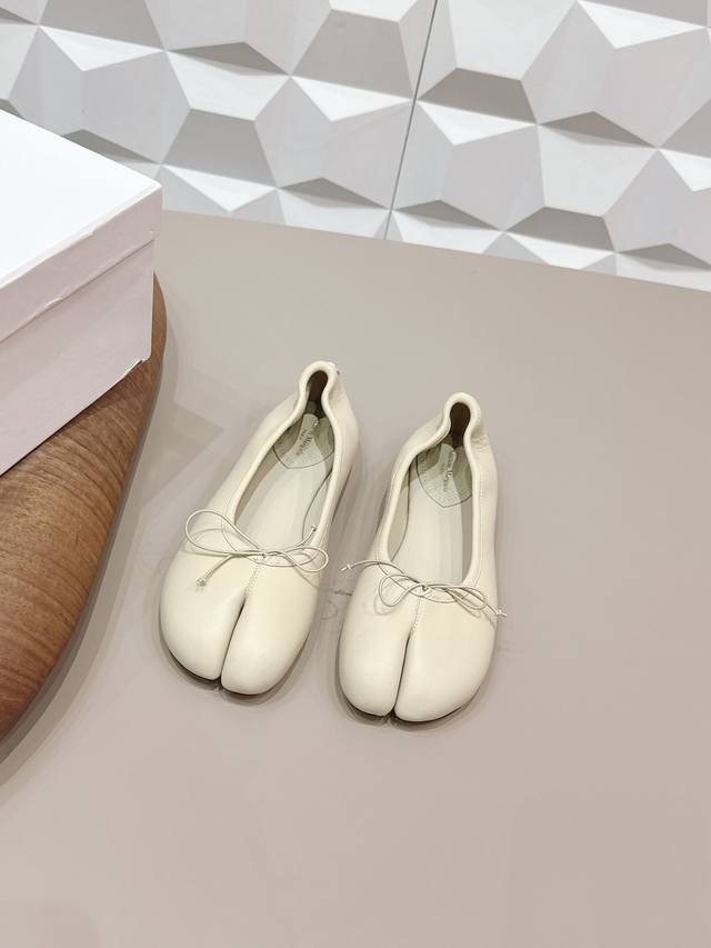 出厂: 独家顶级版本 DDD Maison Margiela马吉拉26Vs早春新款分趾乐福单鞋系列 DDD 分趾乐福单鞋 DDD 原版一比一打造舒适度,包裹性都 出厂: 独家顶级版本 DDD Maison Margiela马吉拉26Vs早春新款分趾乐福单鞋系列 DDD 分趾乐福单鞋 DDD 原版一比一打造舒适度,包裹性都