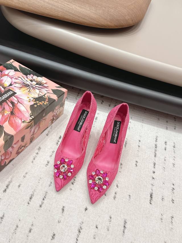 出厂： 独家顶级版本 DDD Dolce & Gabbana 杜嘉班纳 26Vs早春时装高跟单鞋系列 DDD 尖头钻扣高跟单鞋 DDD 原版1:1定制，今年最潮