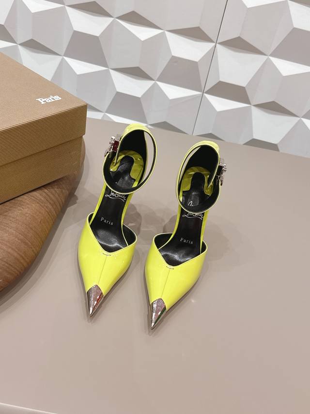 出厂： 独家顶级版本 DDD Christian Louboutin2026Vs早春最新时装单鞋系列 DDD 尖头中空高跟单鞋 DDD 原单品质 原汁原味的欧式