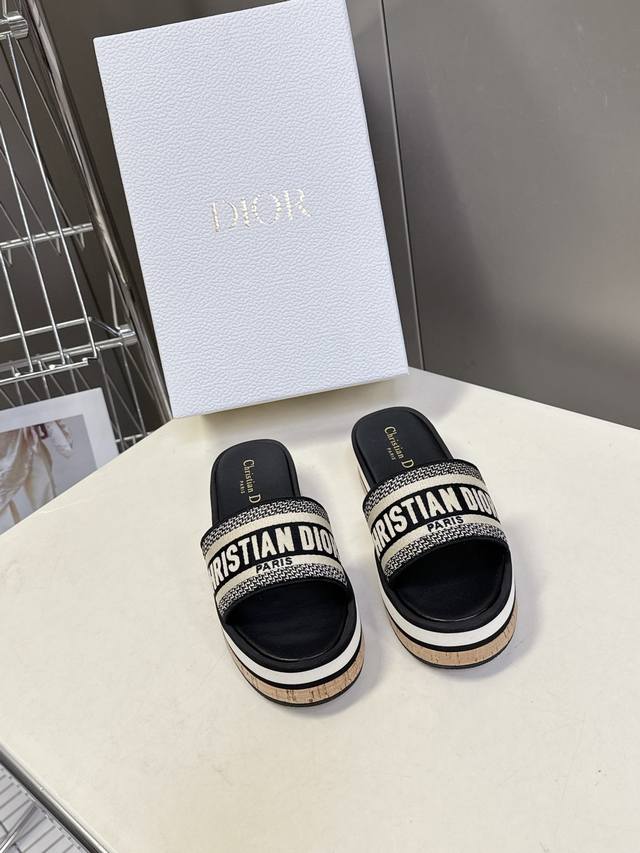 Dior迪奥春夏新款厚底拖鞋 DDD Cd字母Logo立体刺绣厚底圆头露趾拖鞋 原版开发市面顶级版本，脚感柔软细腻，大底超级轻 舒适度极高 材质:鞋面进口电绣刺