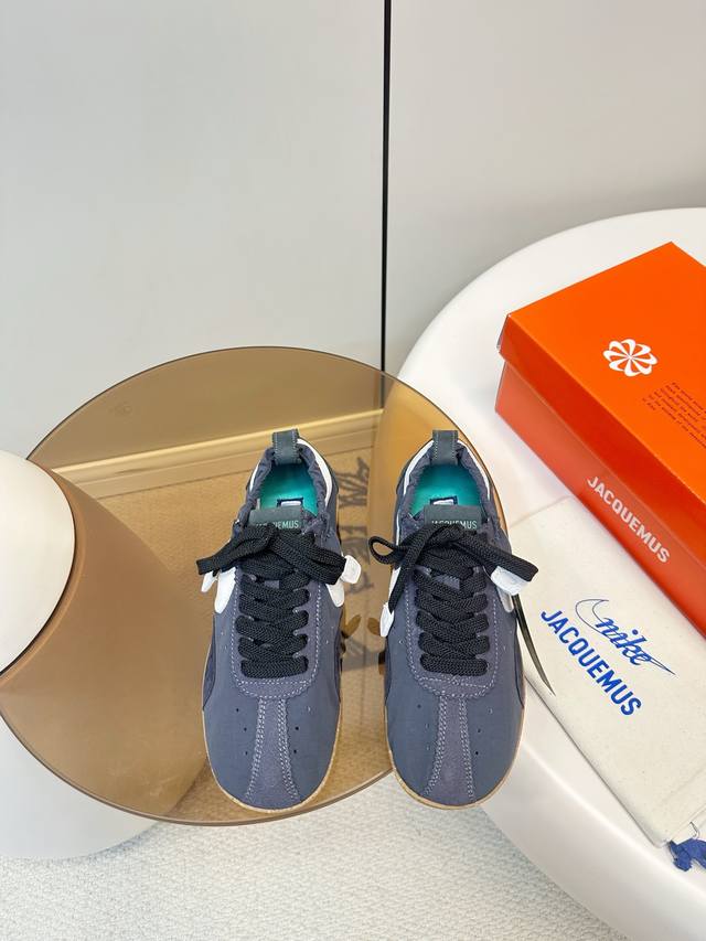 Jacquemus X Nike Moon Shoe联名款 情侣款 德训鞋 DDD 法国品牌Jacquemus与Nike联名Moon Shoe，灵感来自1972