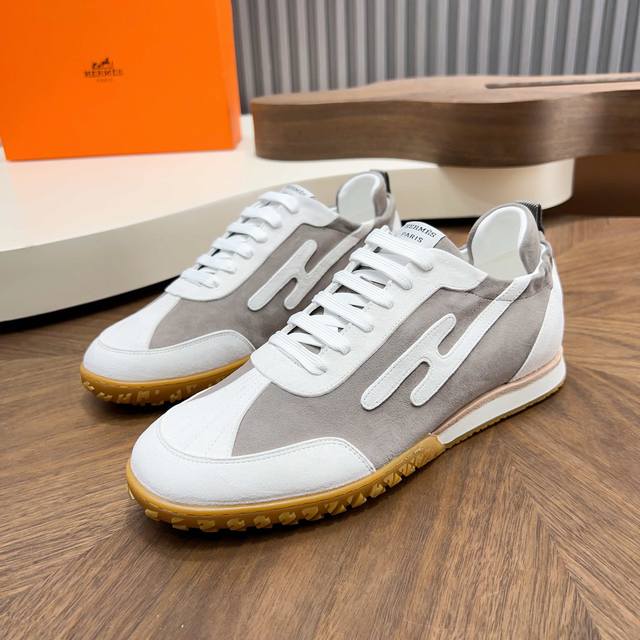 爱马仕新款阿甘德训鞋 小白鞋 镂孔柔软小牛皮运动鞋，配有鞋底，饰有经典Medor铆钉，打造舒适休闲风格。随意搭配 上脚非常轻便舒运动鞋男款实拍最值得的入手的爱马