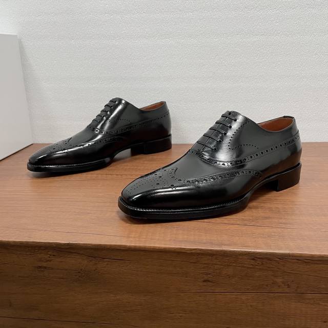 Berluti 男士新款商务正装牛津鞋 DDD 这款牛津鞋采用进口小牛皮胚面，经典布洛克雕花鞋面，纯手工擦色工艺，搭配打蜡系带，钢琴式真皮大底，后掌橡胶贴片防滑