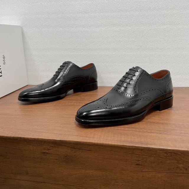 Berluti 男士新款商务正装牛津鞋 DDD 这款牛津鞋采用进口小牛皮胚面，经典布洛克雕花鞋面，纯手工擦色工艺，搭配打蜡系带，钢琴式真皮大底，底部饰有花纹，后
