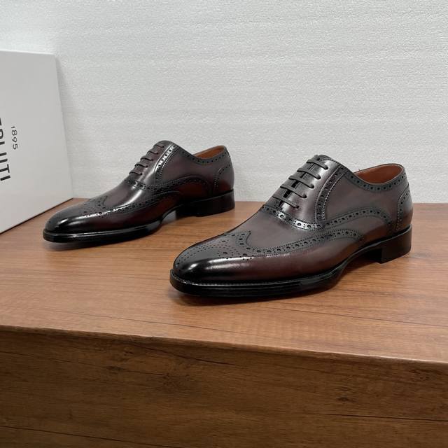 Berluti 男士新款商务正装牛津鞋 DDD 这款牛津鞋采用进口小牛皮胚面，经典布洛克雕花鞋面，纯手工擦色工艺，搭配打蜡系带，钢琴式真皮大底，底部饰有花纹，后