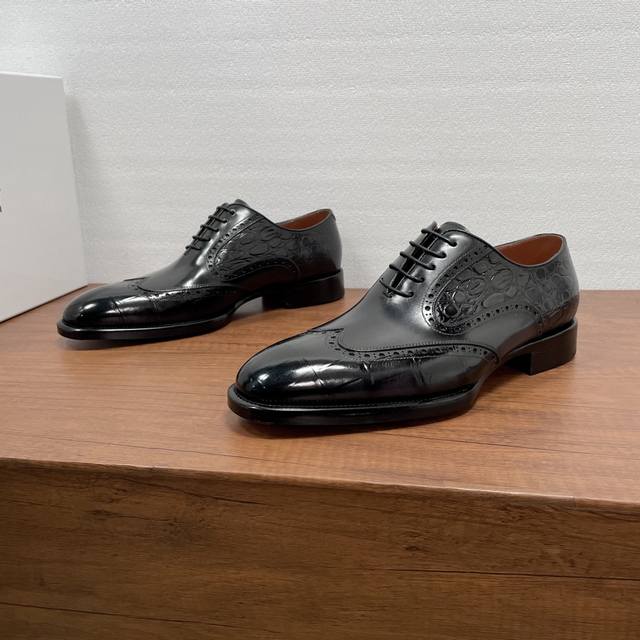 Berluti 男士新款商务正装牛津鞋 DDD 这款牛津鞋采用进口小牛皮胚面，巧妙融合鳄鱼背纹和肚皮压纹及光滑牛皮革效果鞋面，经典布洛克雕花点缀，纯手工擦色工艺