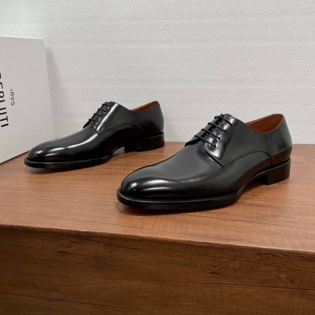 Berluti 男士新款商务正装德比鞋 DDD 这款德比鞋采用进口小牛皮胚面，经典简约光面设计风格，纯手工擦色工艺，搭配打蜡系带，钢琴式真皮大底，后掌橡胶贴片防