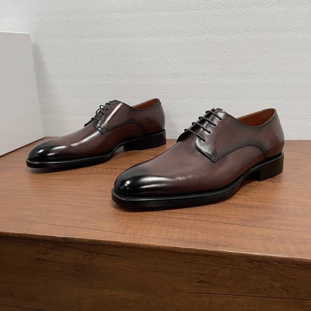 Berluti 男士新款商务正装德比鞋 DDD 这款德比鞋采用进口小牛皮胚面，经典简约光面设计风格，纯手工擦色工艺，搭配打蜡系带，钢琴式真皮大底，后掌橡胶贴片防