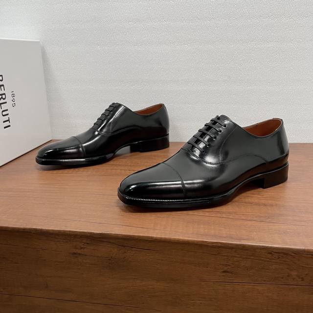 Berluti 男士新款商务正装牛津鞋 DDD 这款牛津鞋以休闲风格诠释经典造型，采用进口小牛皮胚面，经典二接头款式，简约光面设计风格，纯手工擦色工艺，搭配打蜡