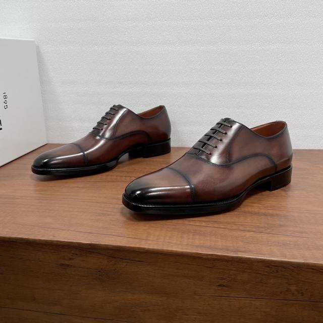 Berluti 男士新款商务正装牛津鞋 DDD 这款牛津鞋以休闲风格诠释经典造型，采用进口小牛皮胚面，经典二接头款式，简约光面设计风格，纯手工擦色工艺，搭配打蜡
