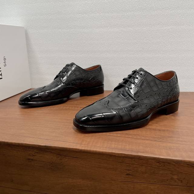 Berluti 男士新款商务正装德比鞋 DDD 这款德比鞋以休闲风格诠释经典造型，采用进口小牛皮胚面，鞋身饰以鳄鱼背纹和肚皮压纹效果，局部布洛克雕花装饰细节，纯