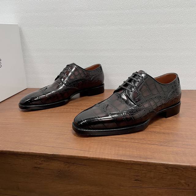 Berluti 男士新款商务正装德比鞋 DDD 这款德比鞋以休闲风格诠释经典造型，采用进口小牛皮胚面，鞋身饰以鳄鱼背纹和肚皮压纹效果，局部布洛克雕花装饰细节，纯