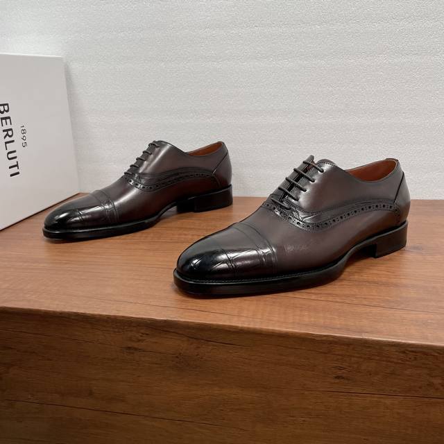 Berluti 男士新款商务正装牛津鞋 DDD 这款牛津鞋以休闲风格诠释经典造型，采用进口小牛皮胚面，经典二接头款式，鞋头拼接鳄鱼压纹效果，局部布洛克雕花装饰，