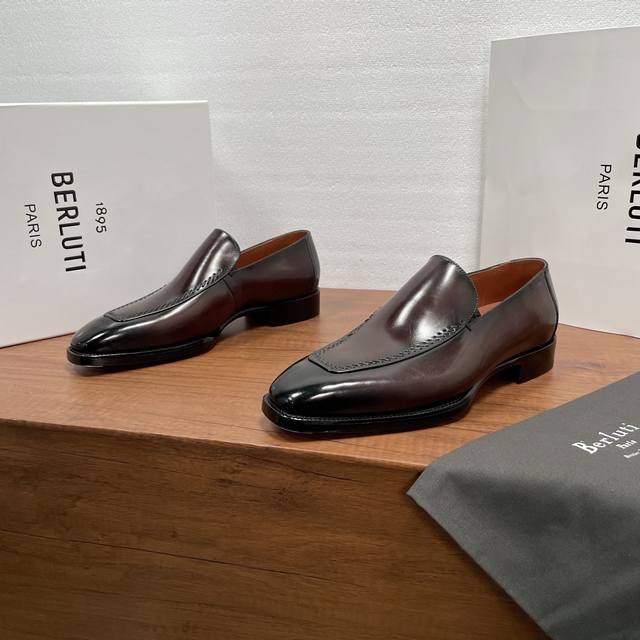 Berluti 男士新款商务休闲乐福鞋 DDD 这款乐福鞋以休闲风格诠释经典造型，采用进口牛皮胚面，简约风格，鞋头手工明缝线装饰，纯手工擦色工艺，搭配钢琴式真皮