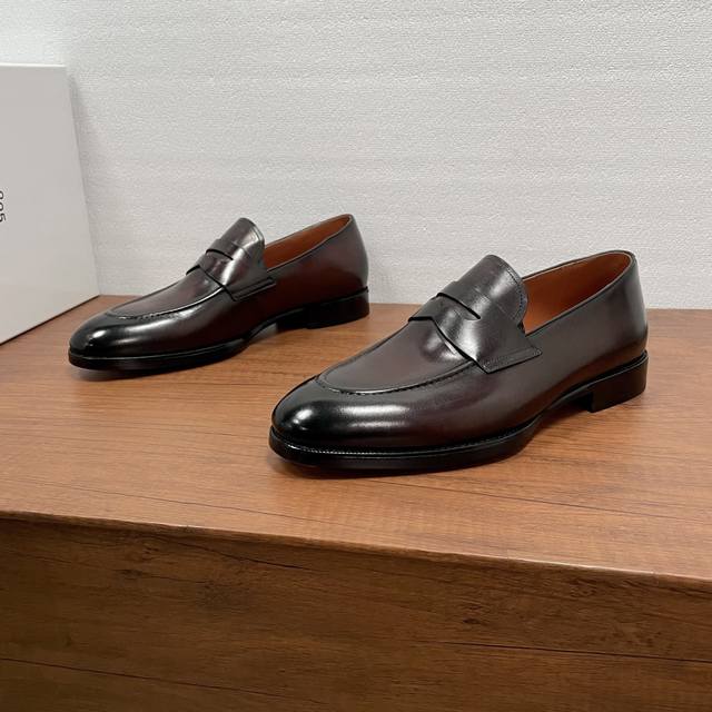 Berluti 男士新款商务休闲乐福鞋 DDD 这款乐福鞋以休闲风格诠释经典造型，采用进口牛皮胚面，经典便士乐福鞋款式，纯手工擦色工艺，搭配钢琴式真皮大底，底部