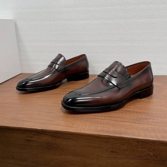 Berluti 男士新款商务休闲乐福鞋 DDD 这款乐福鞋以休闲风格诠释经典造型，采用进口牛皮胚面，经典便士乐福鞋款式，纯手工擦色工艺，搭配钢琴式真皮大底，后掌