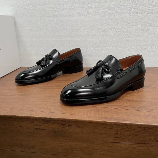 Berluti 男士新款商务休闲乐福鞋 DDD 这款乐福鞋以休闲风格诠释经典造型，采用进口牛皮胚面，手工编织皮革饰条点缀鞋面，经典流苏乐福鞋款式，纯手工擦色工艺