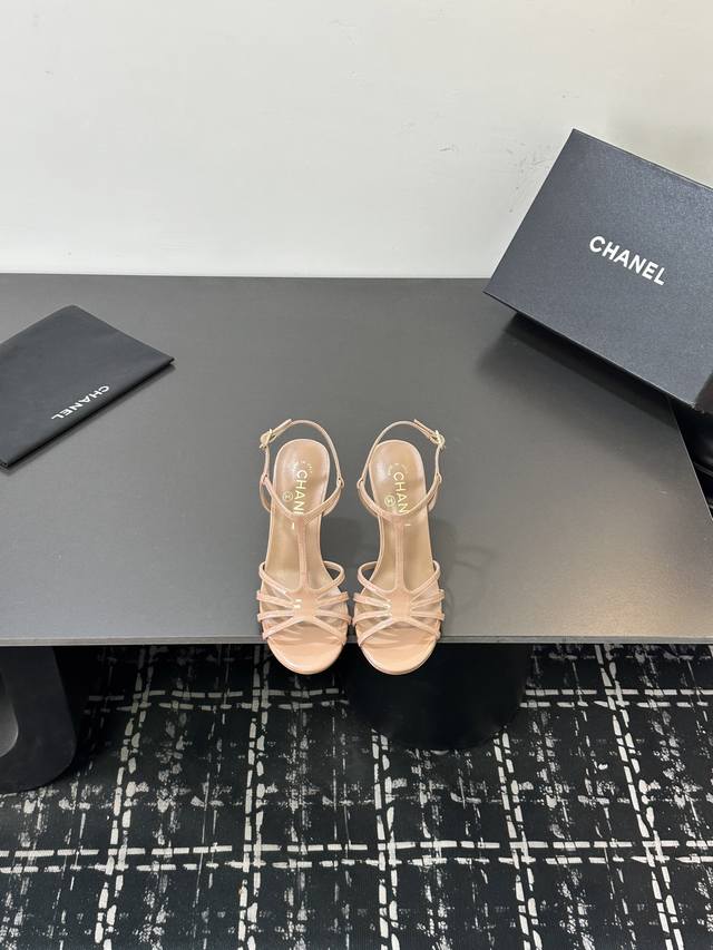 Chane* ｜小香25Ss春夏新品走秀款双C高跟凉鞋 DDD 走秀主推款这季太好看了 整体设计简约大气又耐看，鞋跟设计非常独特大胆，真让人爱不释手，不仅鞋型好