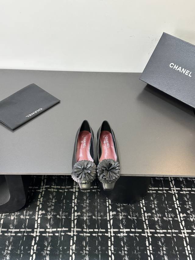 2025小香 本季秋冬季必备单品！！ DDD 香奈儿秋冬重工爆款 DDD 小红书力推款，怎么搭配都好看，时髦精必备，香奈儿女士钟爱简约又难以抗拒系搭配展现与众不