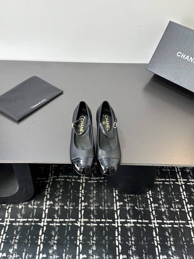 走秀款单鞋 短靴 DDD Chanel 香奈儿2025秋冬走秀款双C巨型珍珠跟 DDD 在米兰时尚的T台上 亮相便艳惊四座，成功晋升为潮流人士的梦中情靴 。经典