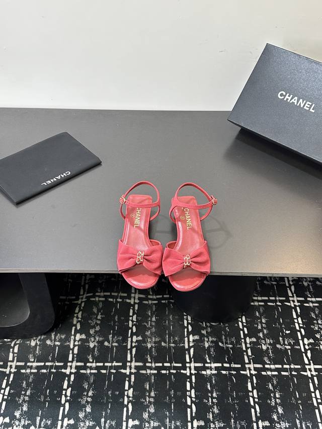 26P春季新款Chanel 香奈儿小香链条蝴蝶结粗跟凉鞋双C珍珠小方跟凉鞋 DDD 链条蝴蝶结设计 真的太时髦了奢华又低调 彰显气质和品味！ DDD 鞋面：羊皮