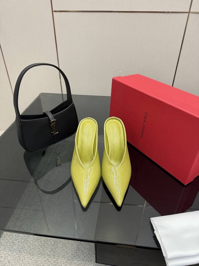 Ferragamo包头异形跟凉拖 DDD 部分采用柔软不凡的纳帕皮制成。经由焕新诠释，化为独具雕塑感的别致鞋跟，呈现同色调饰面，饰有浸胶细节，出众的抓地力。 D