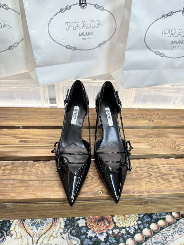 东莞原单货 普拉达 2026春夏走秀款， DDD 材质：牛漆皮，山羊皮 内里羊皮 DDD 真皮注塑大底， DDD 码数34-42. 跟高7.5Cm. DDD 颜