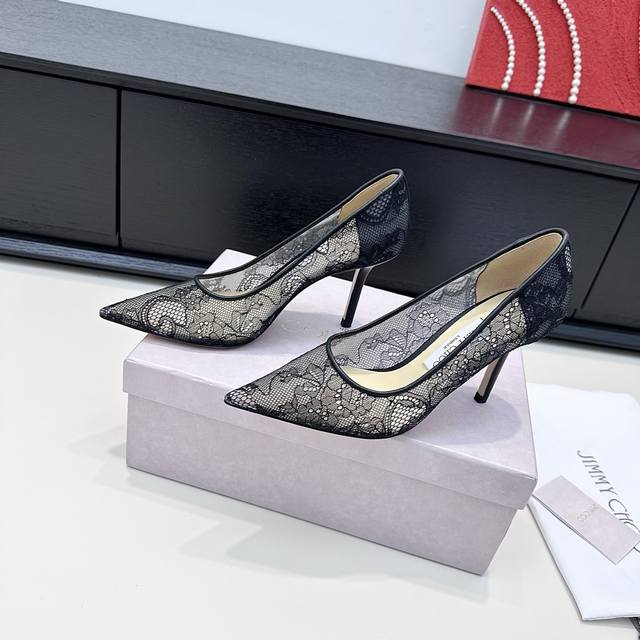 Jimmy Choo周仰杰 25年新款 尖头蕾丝高跟鞋 DDD 蕾丝交织的浪漫与精致，Jimmy Choo的鞋履总能精准踩中心动点。白纱般的蕾丝温柔缱绻，是婚礼