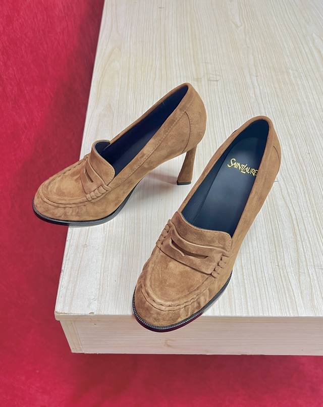 Ysl Yves Saint Laurent DDD 杨树林 大爆款樂福鞋小羊绒猄皮制造 这款乐福鞋，每一双都有不同的细节。从鳗鱼到胎牛猄面或者小牛皮，从金属扣