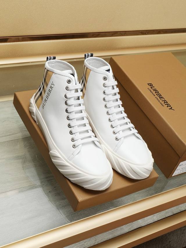 工厂P价 巴宝莉 Burbdrry冬季最新款休闲鞋、鞋面料精选头层牛皮 采用头层羊皮内里 原版布料复制、原版大底，精美线条、没有过多修饰，显的大方风格、上脚舒服