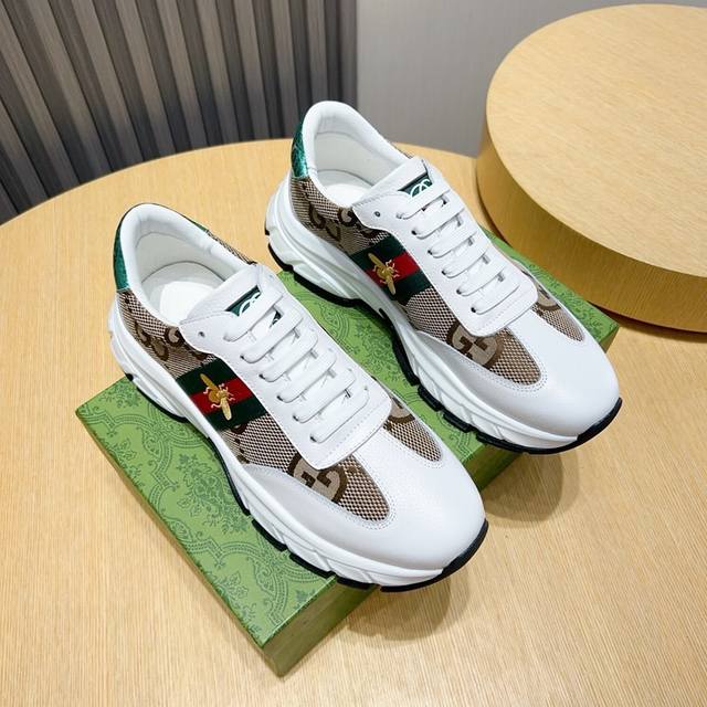 工厂P Gucci 新款原版男士时尚休闲鞋独家原版开模，鞋面选用原版布料搭配头层牛皮 舒适羊皮内里，橡胶组合轻便发泡耐磨防滑大底，穿着舒适做工精细，值得拥有穿着