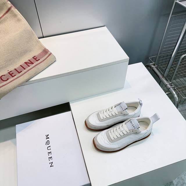 高品质出厂 ！顶级品质情侣款！Alexander Mcqueen 麦昆26春夏最新情侣款阿甘德训鞋休闲鞋小白鞋！ DDD 当下最火爆的一款的饼干鞋！ 灵感来自经