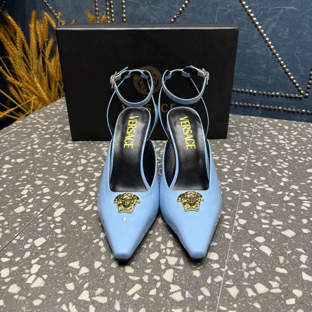 Versace 系列推出 DDD 最高端版本颜色鲜艳,适合搭配很多服装 DDD 原鞋开发楦型 DDD 整体线条流畅 很对版 DDD 鞋面:牛漆皮+美杜莎头像 D Versace 系列推出 DDD 最高端版本颜色鲜艳,适合搭配很多服装 DDD 原鞋开发楦型 DDD 整体线条流畅 很对版 DDD 鞋面:牛漆皮+美杜莎头像 D