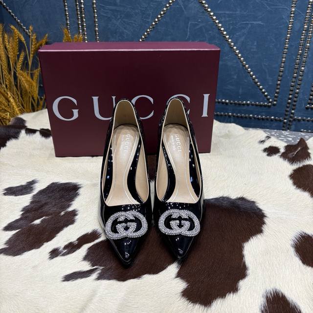 Gucci]古驰 DDD 专柜G字水钻尖头高跟鞋 DDD 又一经典款双G标志在水钻的镶嵌下格外夺目 DDD 为鞋履增添了一抹灵动的光彩，适合搭配各种服饰，提升您